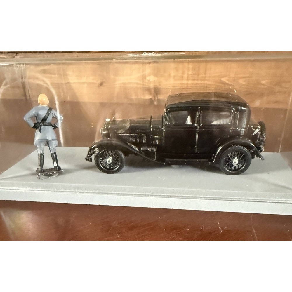 RIO 1930 Lancia Dilambda Berlina Black 143 w/Mussolini Encased In Acrylic Box